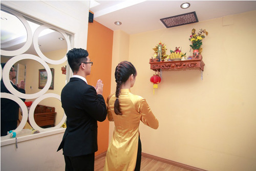 Mâm lễ cúng Thổ Địa và Thần Linh nhập trạch đầy đủ hương hoa, mâm ngũ quả, xôi gà.
