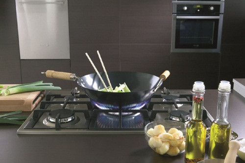 Gia chủ tự tay mang đồ đạc và vật dụng quan trọng vào nhà mới để đón may mắn.