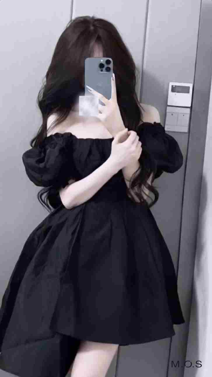 Thiếu nữ che mặt bằng cánh tay, tạo dáng tự nhiên, duyên dáng