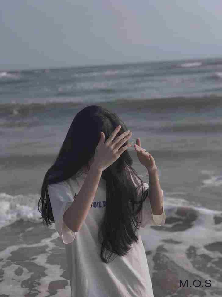 Ảnh girl xinh che mặt lấp ló sau lá cây, hòa mình vào thiên nhiên