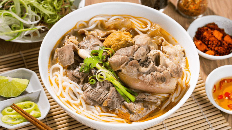 Thưởng thức món Bún Bò Huế đậm đà hương vị Cố đô
