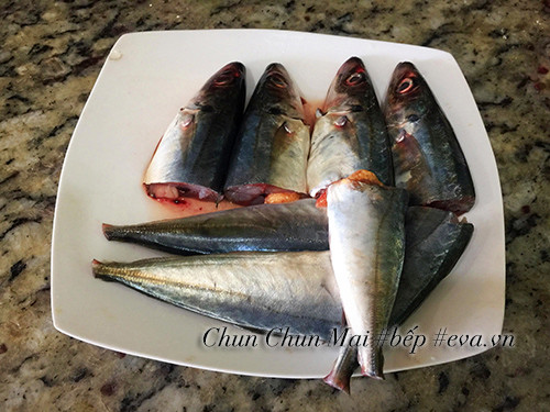 Sơ chế cá nục sạch sẽ, chuẩn bị cho món kho