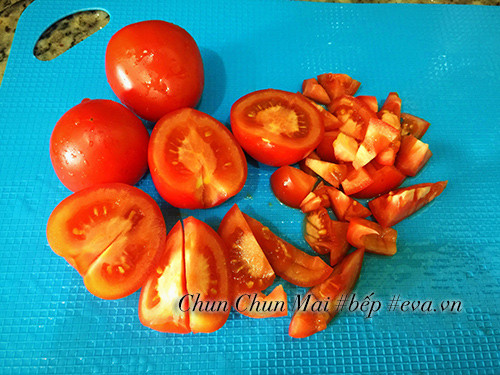 Cà chua được sơ chế, cắt nhỏ cho món cá kho