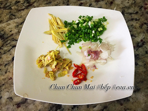 Sơ chế các loại gia vị hành, ớt, gừng, hành lá để tăng hương vị