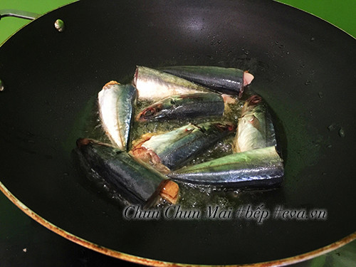 Chiên sơ cá nục hai mặt giúp cá săn chắc và thơm ngon