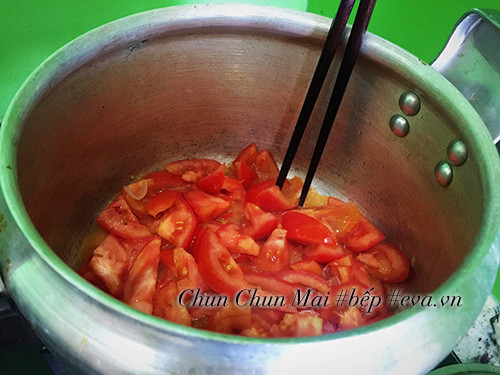 Cá nục kho cà chua với sốt sánh và đậm đà
