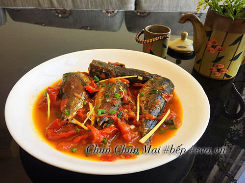 Món cá nục kho cà chua hoàn chỉnh với hành lá và gừng