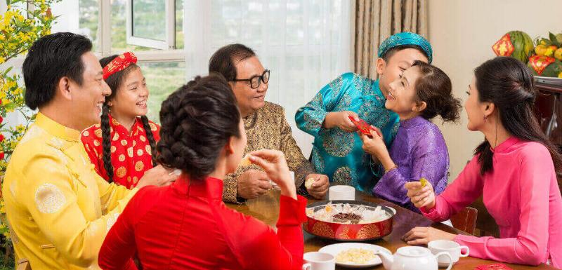 Hình ảnh biểu tượng quan niệm dân gian về kiêng cắt tóc mùng 1, người lớn tuổi truyền dạy