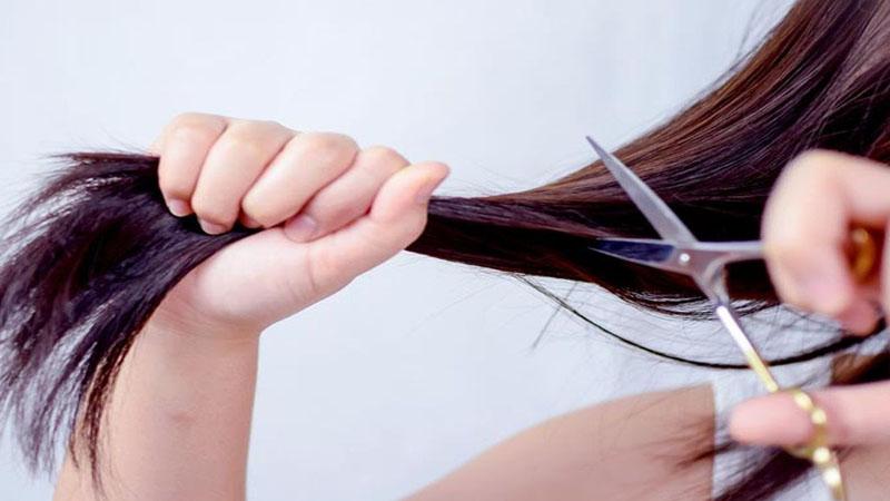 Hình ảnh một người đang băn khoăn về việc cắt tóc vào ngày đầu tháng, thể hiện sự lo lắng tâm lý