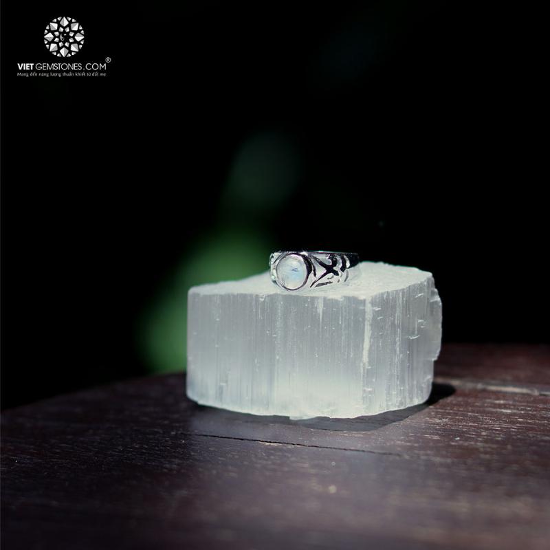 Đá mặt trăng với hiệu ứng ánh trăng huyền ảo, mang vẻ đẹp tinh tế và năng lượng phong thủy tích cực