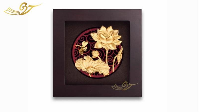 Hình ảnh minh họa một người phụ nữ với vẻ mặt trầm tư, suy nghĩ về tình duyên bị trắc trở, liên quan đến dấu hiệu bị duyên âm.