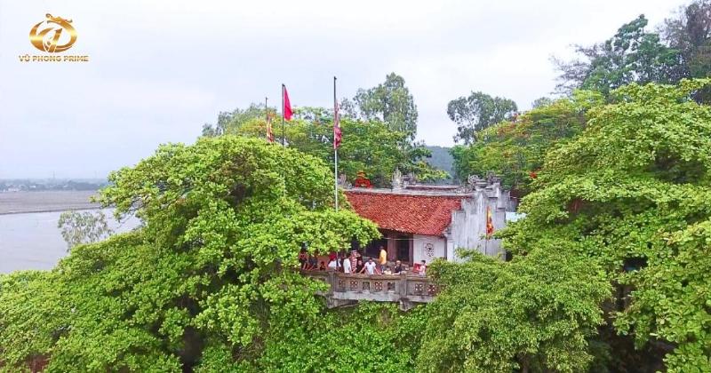 Địa thế đắc địa của Đền Bà Chúa Vực, tựa sơn hướng thủy, cảnh quan hùng vĩ