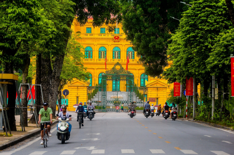 Du khách và tín đồ trong mùa lễ hội tại Đền Bà Chúa Vực, không khí trang nghiêm