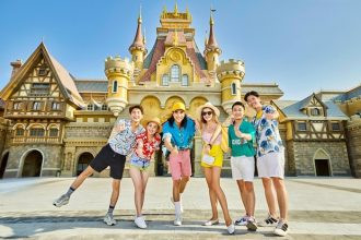 Cổng vào VinWonders Phú Quốc, công viên chủ đề lớn với diện tích 50ha.