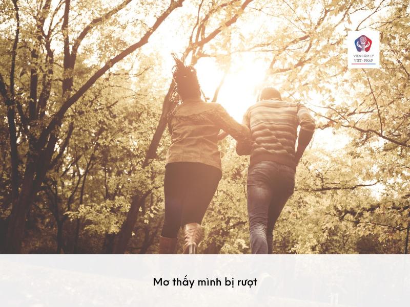Người phụ nữ đang suy nghĩ sâu sắc về ý nghĩa của giấc mơ tình yêu, biểu tượng cho sự tìm kiếm lời giải đáp trong tâm lý học giấc mơ.