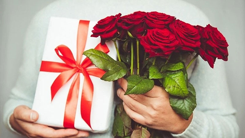 Người đang dành thời gian đọc sách với tách cà phê, minh họa sự tập trung khi dành tâm trí cho hoạt động