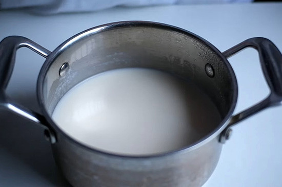 Nguyên liệu kem béo giúp nước cốt dừa chan chè khoai dẻo thêm đậm đà, thơm ngậy