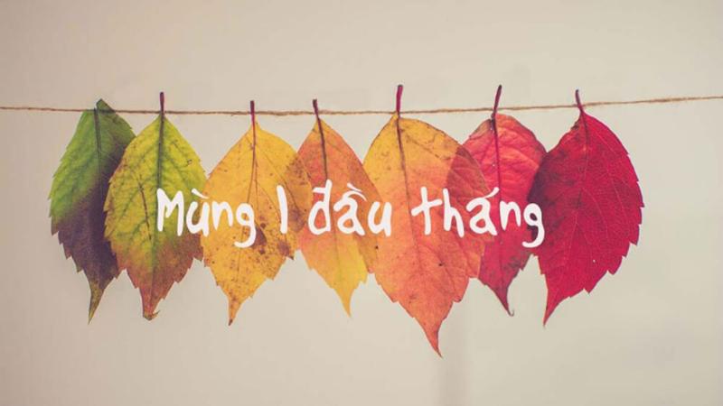 Hình ảnh gia đình đang dọn dẹp nhà cửa, thắp hương và cười nói vui vẻ, thể hiện năng lượng tích cực đầu tháng