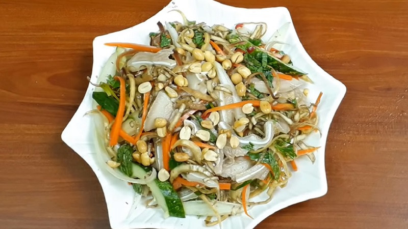 Món nộm tai heo hoa chuối thành phẩm, hấp dẫn với màu sắc bắt mắt, sẵn sàng để thưởng thức.