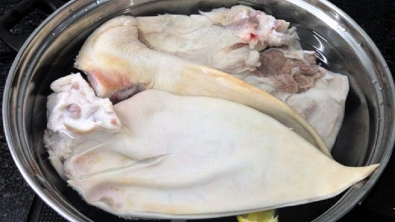 Tai heo đã được sơ chế sạch sẽ, ngâm trong dung dịch giúp khử mùi hôi và làm trắng giòn.