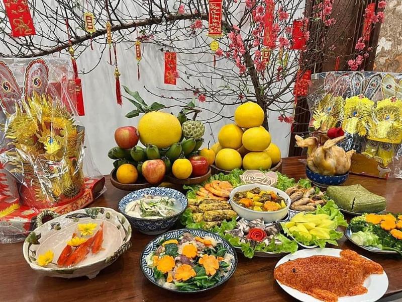 Mâm lễ vật cúng ông Táo truyền thống đầy đủ, tươm tất với hương hoa, quả, xôi gà, vàng mã, thể hiện lòng thành kính