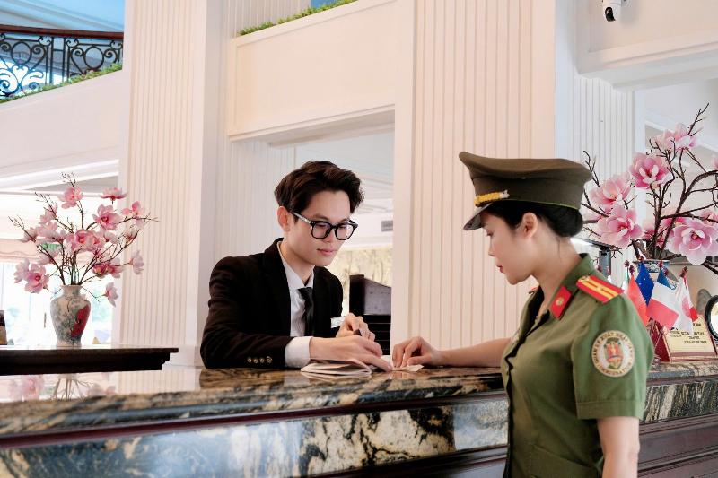 Bàn làm việc với giấy tờ pháp lý và hộ chiếu cho người xuất ngoại, nhấn mạnh các lưu ý quan trọng