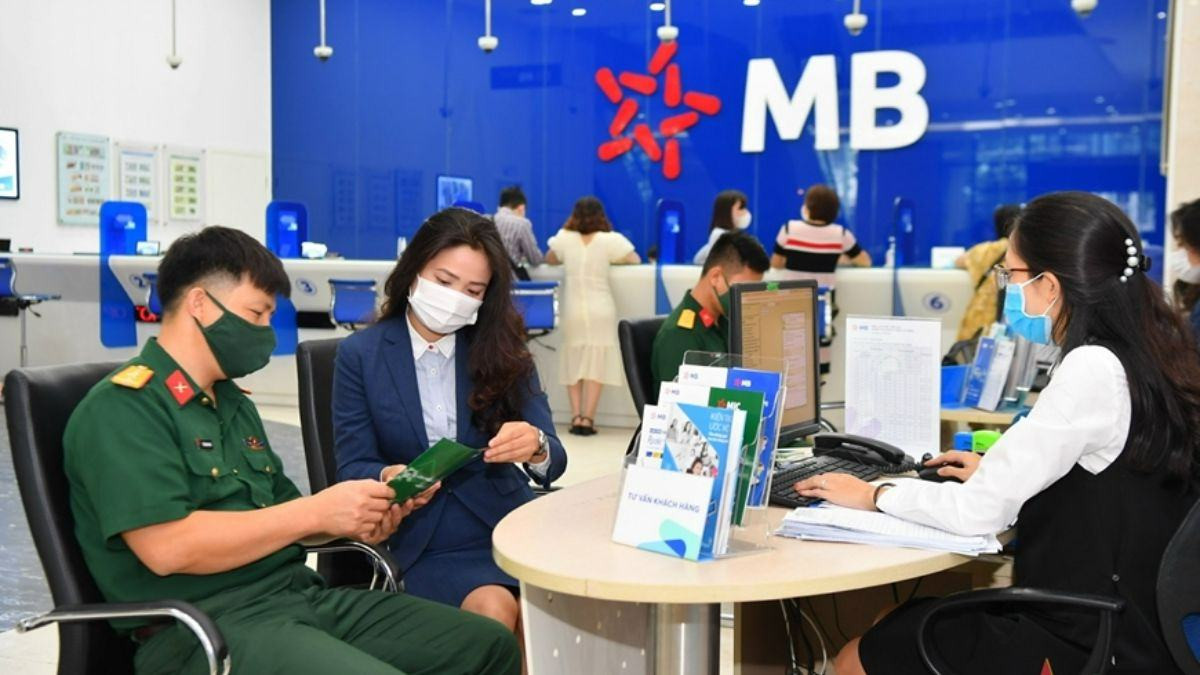 Người dùng đang kiểm tra tài khoản, minh họa vấn đề không nhận được tiền thưởng từ mã giới thiệu MB Bank