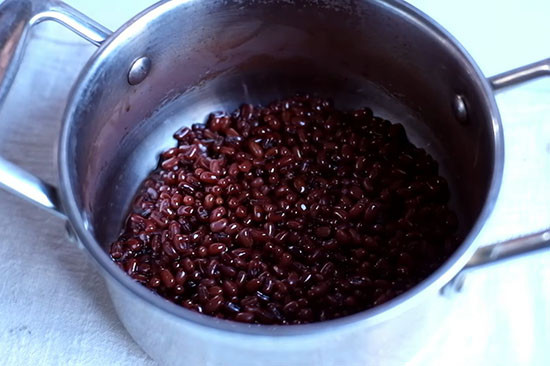 Đậu đỏ đã ngâm và nấu chín mềm, sẵn sàng làm topping cho món chè khoai dẻo