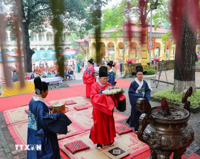 Người lớn tuổi ăn rượu nếp cái hoa vàng trong dịp Tết Đoan Ngọ mùng 5/5