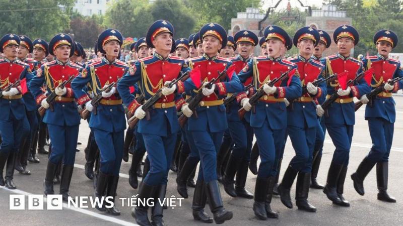 Hình ảnh minh họa một người sinh năm 1990 (có thể là hình ảnh một người trẻ đang học tập hoặc làm việc) với các biểu tượng phong thủy nhỏ xung quanh, thể hiện sự cân bằng và hòa hợp giữa yếu tố con người và môi trường tự nhiên, kèm theo ánh sáng ấm áp, hài hòa.