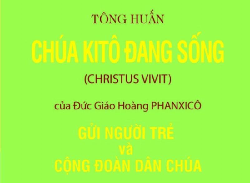 Một người đang cẩn thận xem xét một cuốn lịch phong thủy cổ, thể hiện sự tìm tòi tri thức truyền thống