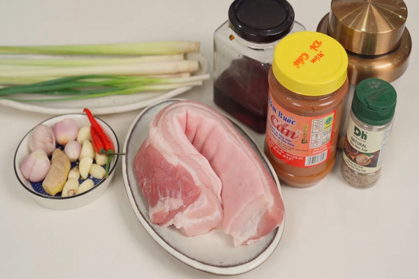 Nguyên liệu đầy đủ cho món thịt kho mắm ruốc sả ớt truyền thống