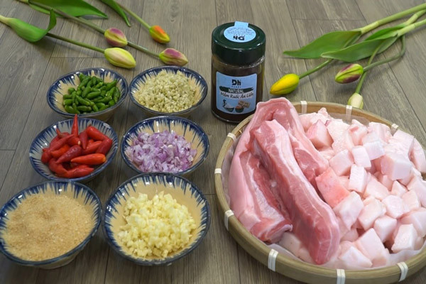 Toàn bộ nguyên liệu cần thiết để chế biến món thịt kho quẹt mắm ruốc