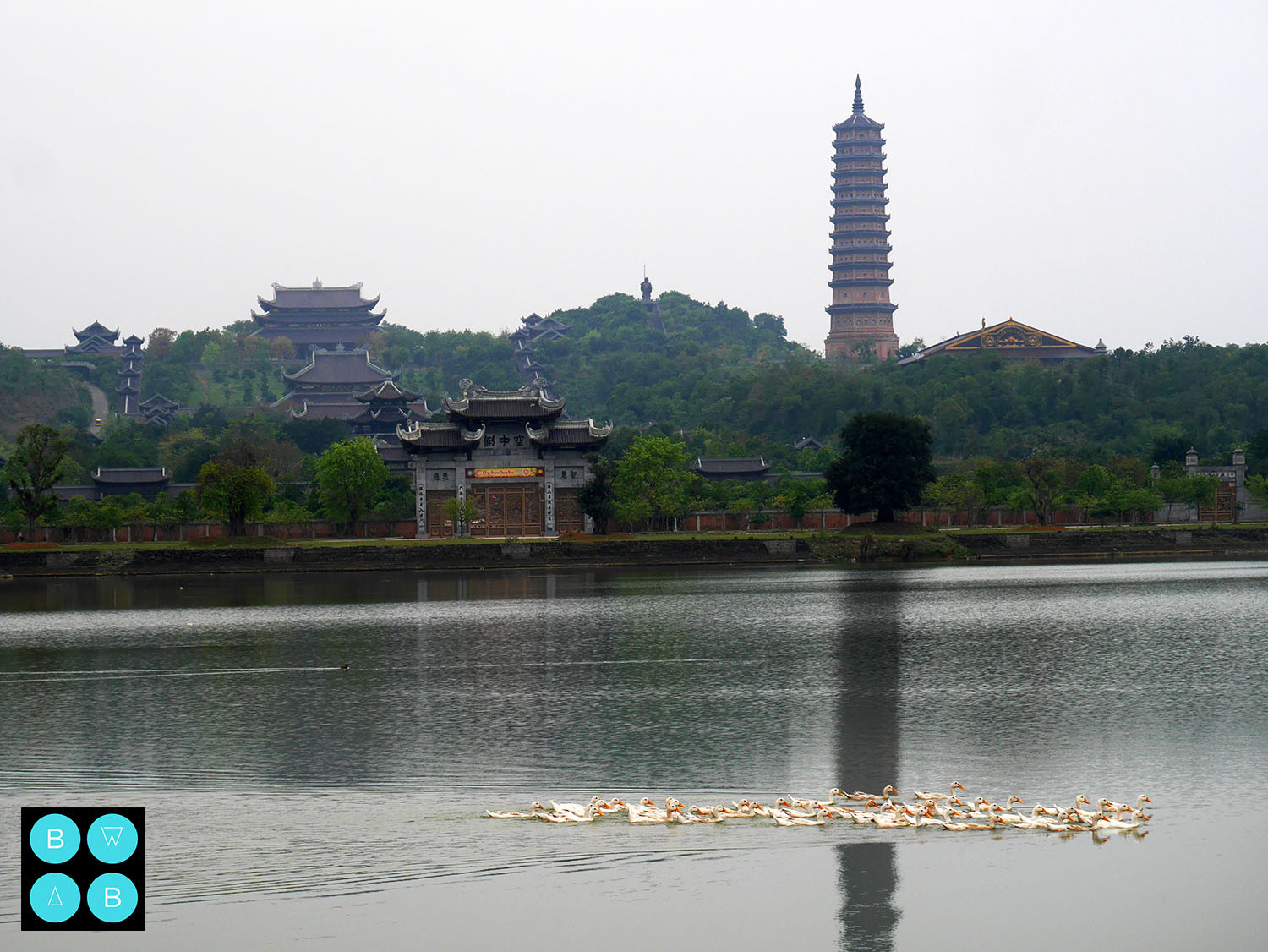 Chùa Bái Đính Ninh Bình, một trong những điểm tham quan tâm linh nổi tiếng khi khám phá các hoạt động du lịch tại Ninh Bình