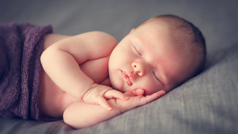 Phòng ngủ trong lành với không khí sạch và ánh sáng tự nhiên giúp cải thiện chất lượng giấc ngủ và tránh cảm giác bị ma trêu khi ngủ