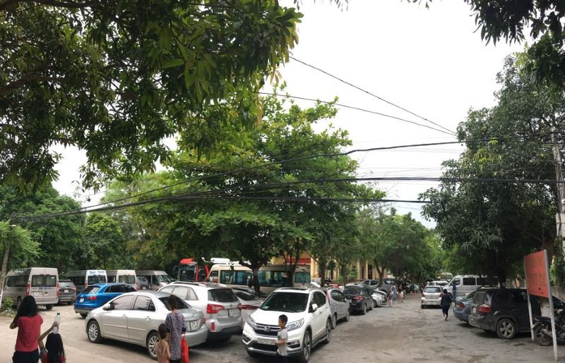 Bãi xe rộng rãi tại nhà hàng Dê Chính Thư, thể hiện sức chứa lớn cho khách du lịch