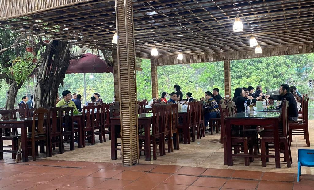 Không gian ẩm thực thoáng đãng của nhà hàng Dê Chính Thư với view núi non hùng vĩ