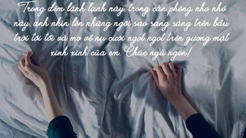 Hình ảnh đôi bàn tay nắm chặt thể hiện sự quan tâm và lời chúc ngủ ngon