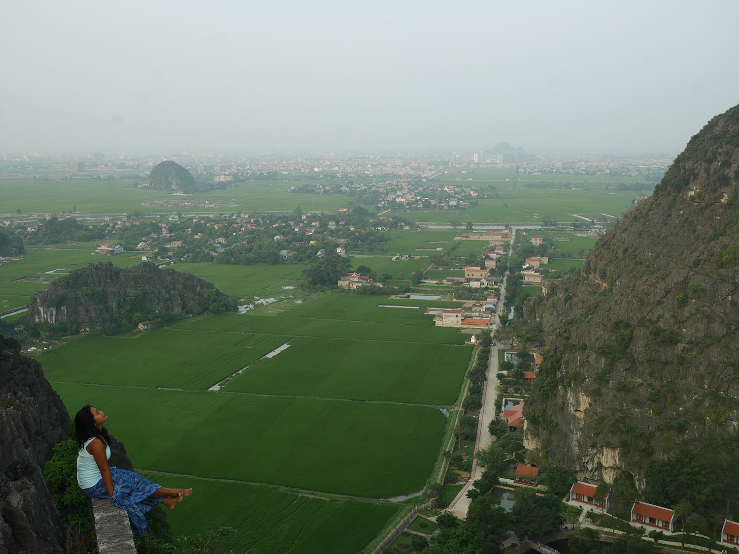 Toàn cảnh Hang Múa Ninh Bình nhìn từ đỉnh núi, địa điểm lý tưởng để ngắm cảnh và chụp ảnh khi du lịch Ninh Bình