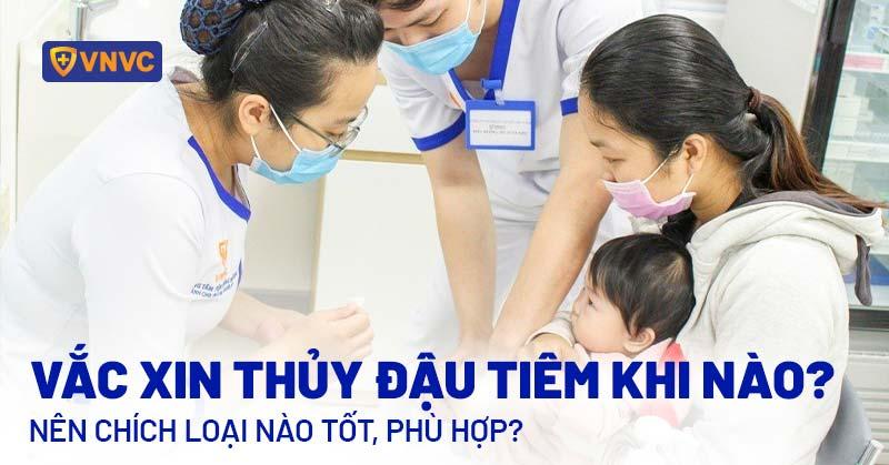 Người phụ nữ trẻ đang xem bản đồ thế giới, cân nhắc thời điểm xuất ngoại tốt nhất theo Tử Vi và phong thủy