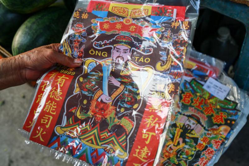 Gia đình quây quần thực hiện nghi lễ cúng ông Táo trang nghiêm, thành kính, với mâm cúng đầy đủ, thể hiện nét đẹp văn hóa Việt Nam