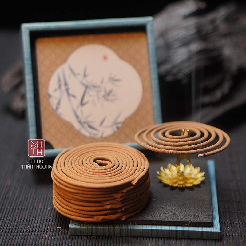 Một người đàn ông đang cẩn thận xông nhà bằng trầm hương trong một không gian thoáng đãng, giữ an toàn và thông gió