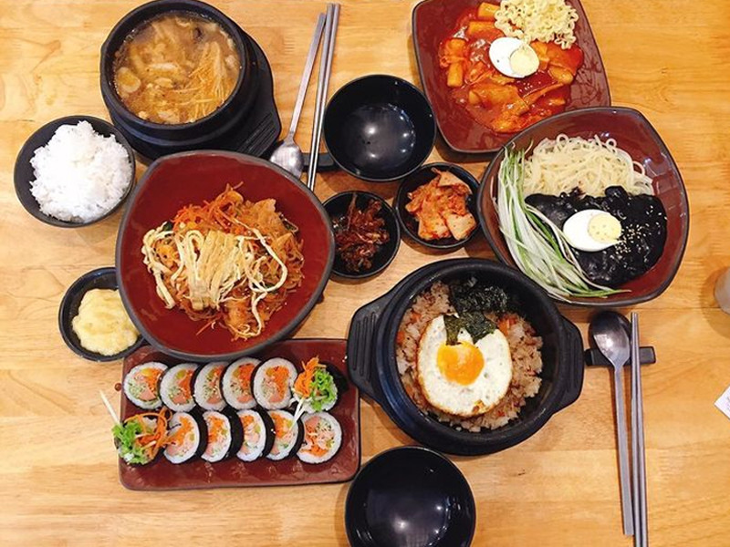 Không gian trẻ trung và các món ăn đặc trưng tại Busan Korean Food.
