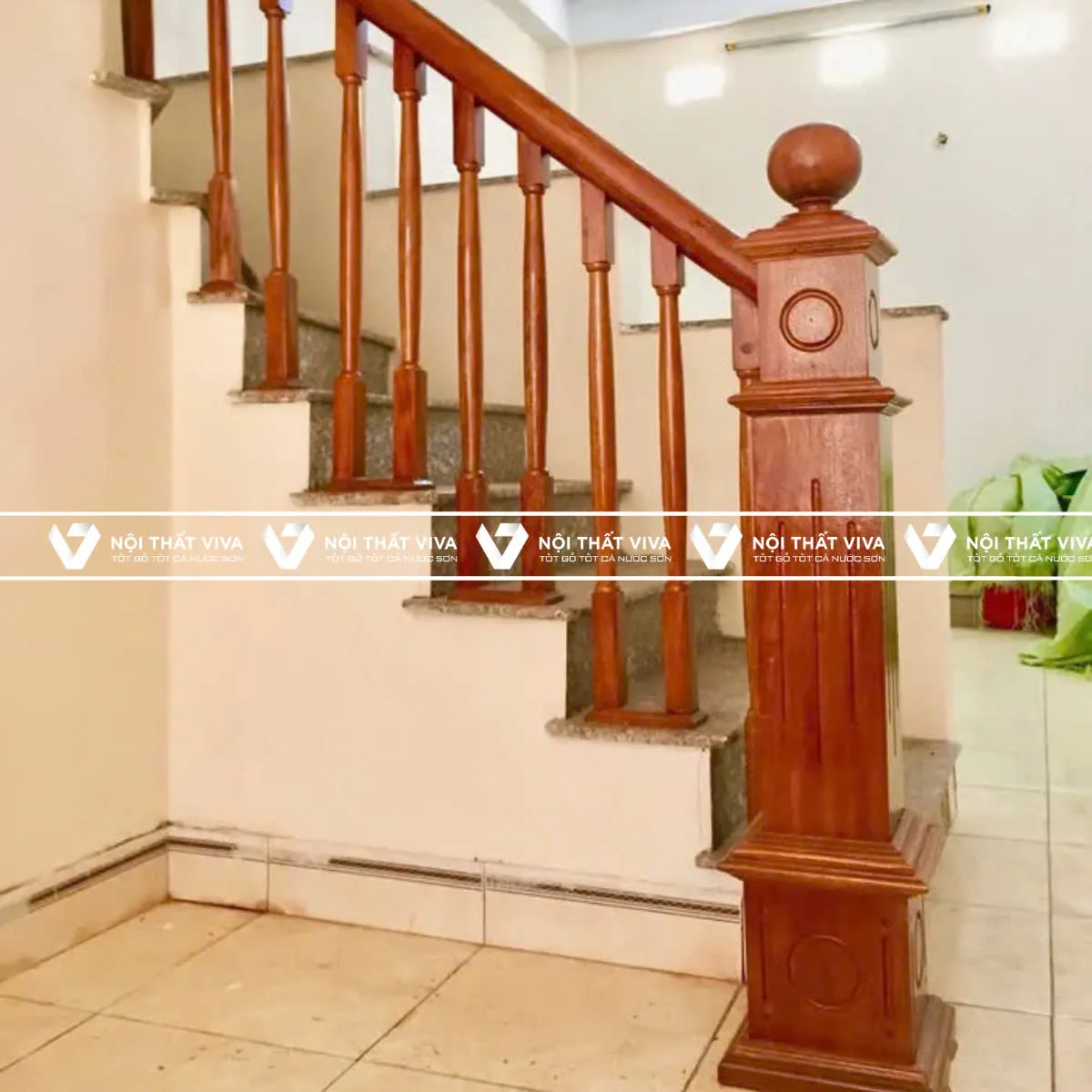 Cầu thang gỗ với bậc đá granite sang trọng, tay vịn gỗ chạm khắc tinh tế, tạo không gian lộng lẫy