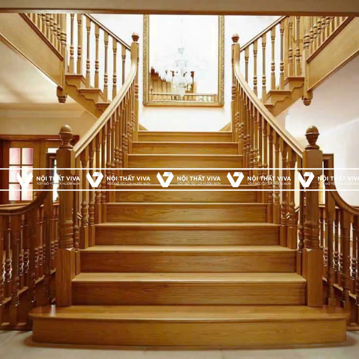 Cầu thang gỗ hiện đại với tay vịn kính và bậc gỗ màu tự nhiên, tích hợp không gian tối giản