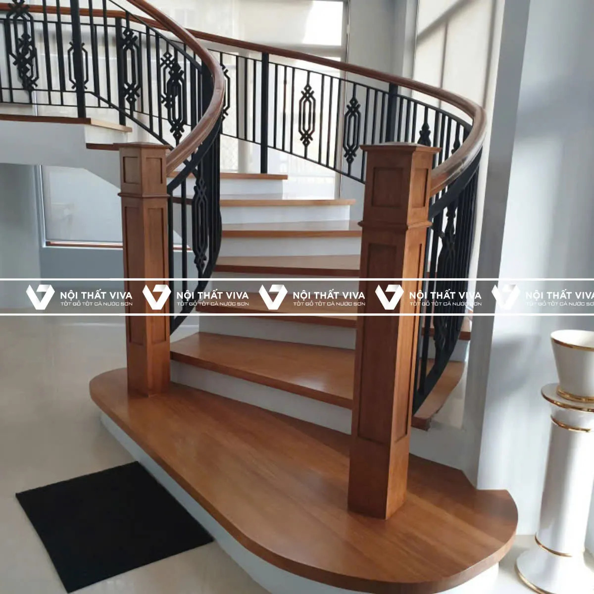 Mẫu cầu thang gỗ vuông hiện đại, thiết kế mạnh mẽ, phù hợp với kiến trúc nhà phố và biệt thự