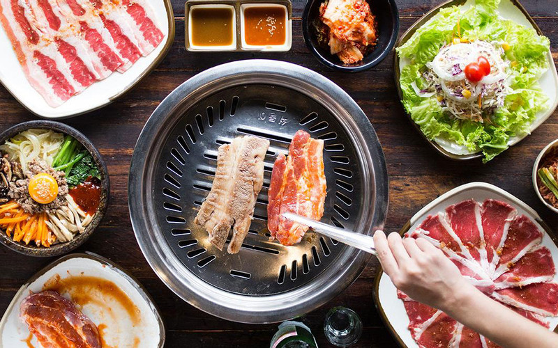 Không gian sang trọng và các món thịt nướng hấp dẫn tại Gogi House, chuỗi quán nướng Hàn Quốc nổi tiếng.