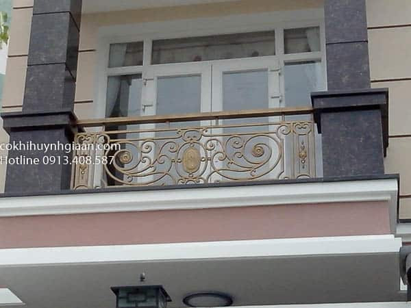 Ban công sắt mỹ thuật sơn đồng hiện đại, đường nét thanh thoát Mẫu 055