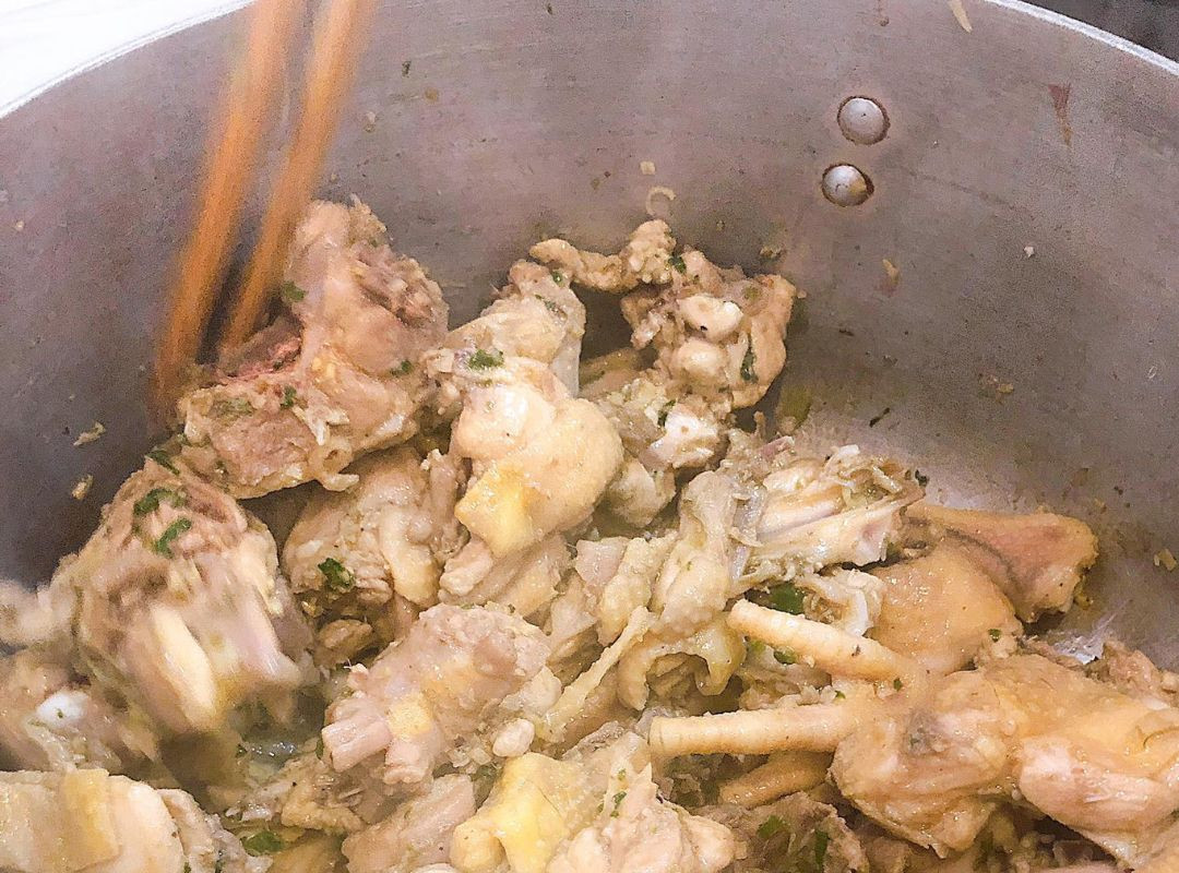 Xào săn thịt gà trên bếp để giữ độ chắc thịt và tạo hương thơm đặc trưng