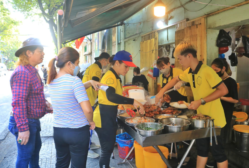 Cơm tấm Tuyết Hân, một quán cơm vỉa hè bình dân với hương vị đặc trưng thu hút nhiều thực khách